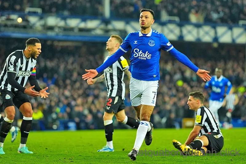 Everton và West Ham gây chấn động Premier League