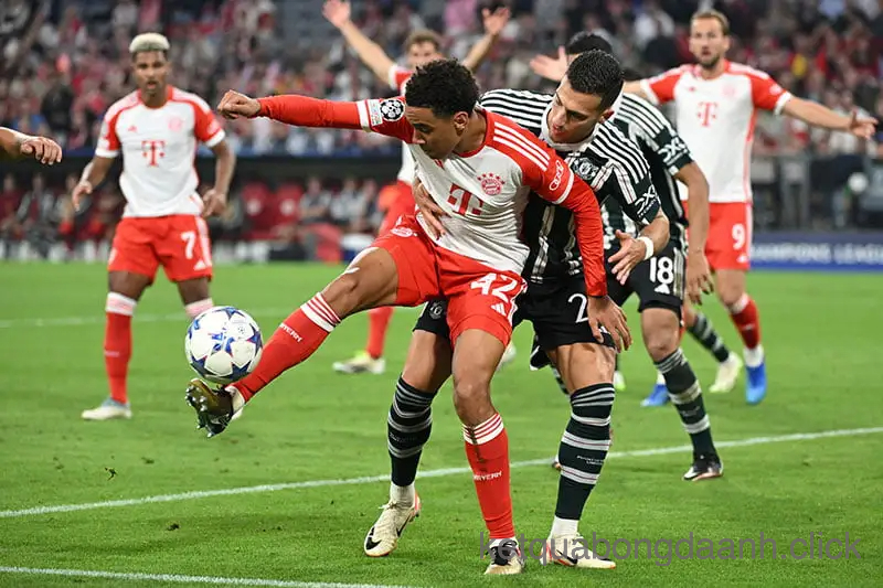 Hùm xám Bayern vẫn già dặn hơn một Man Utd đang xuống tinh thần